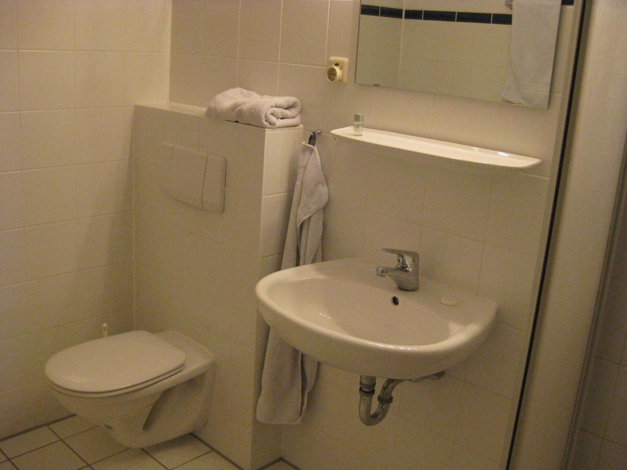 Smart Hostel By Landgasthof Velber 24H7D Seelze ภายนอก รูปภาพ