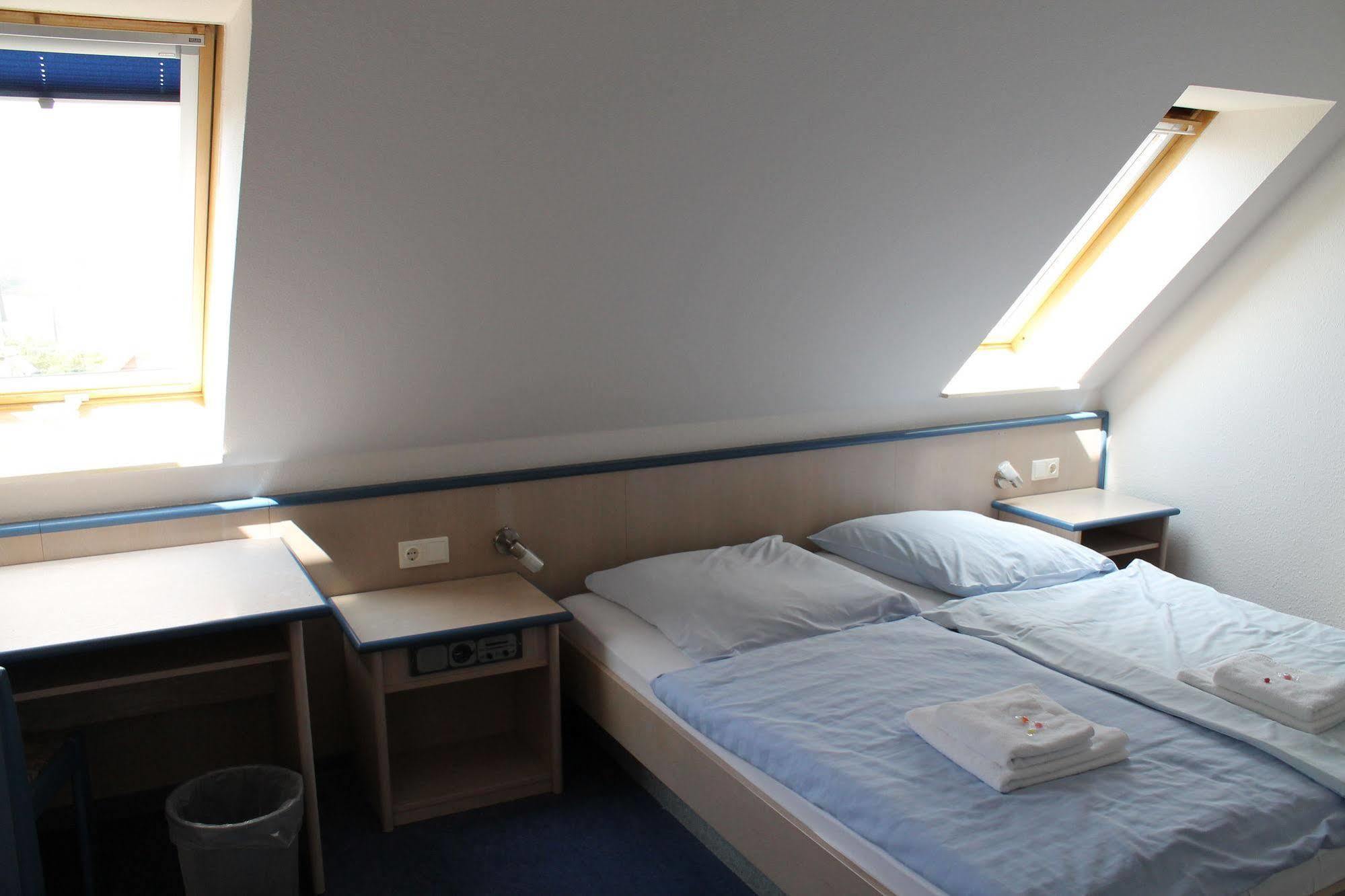 Smart Hostel By Landgasthof Velber 24H7D Seelze ภายนอก รูปภาพ
