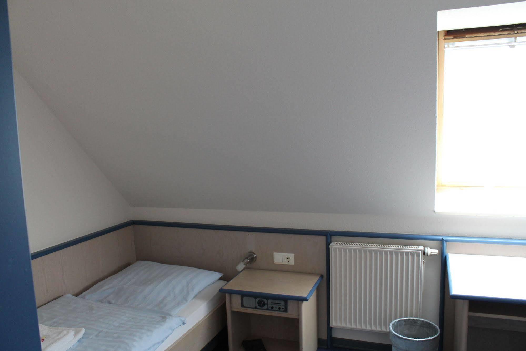 Smart Hostel By Landgasthof Velber 24H7D Seelze ภายนอก รูปภาพ