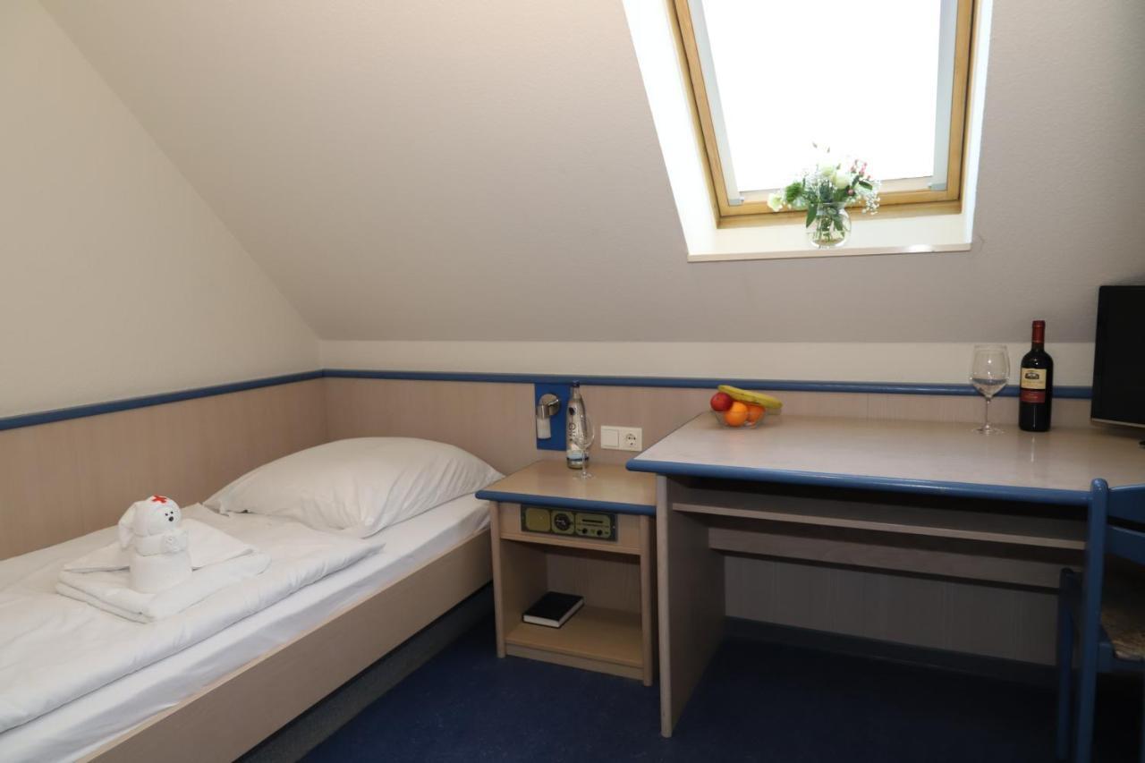 Smart Hostel By Landgasthof Velber 24H7D Seelze ภายนอก รูปภาพ