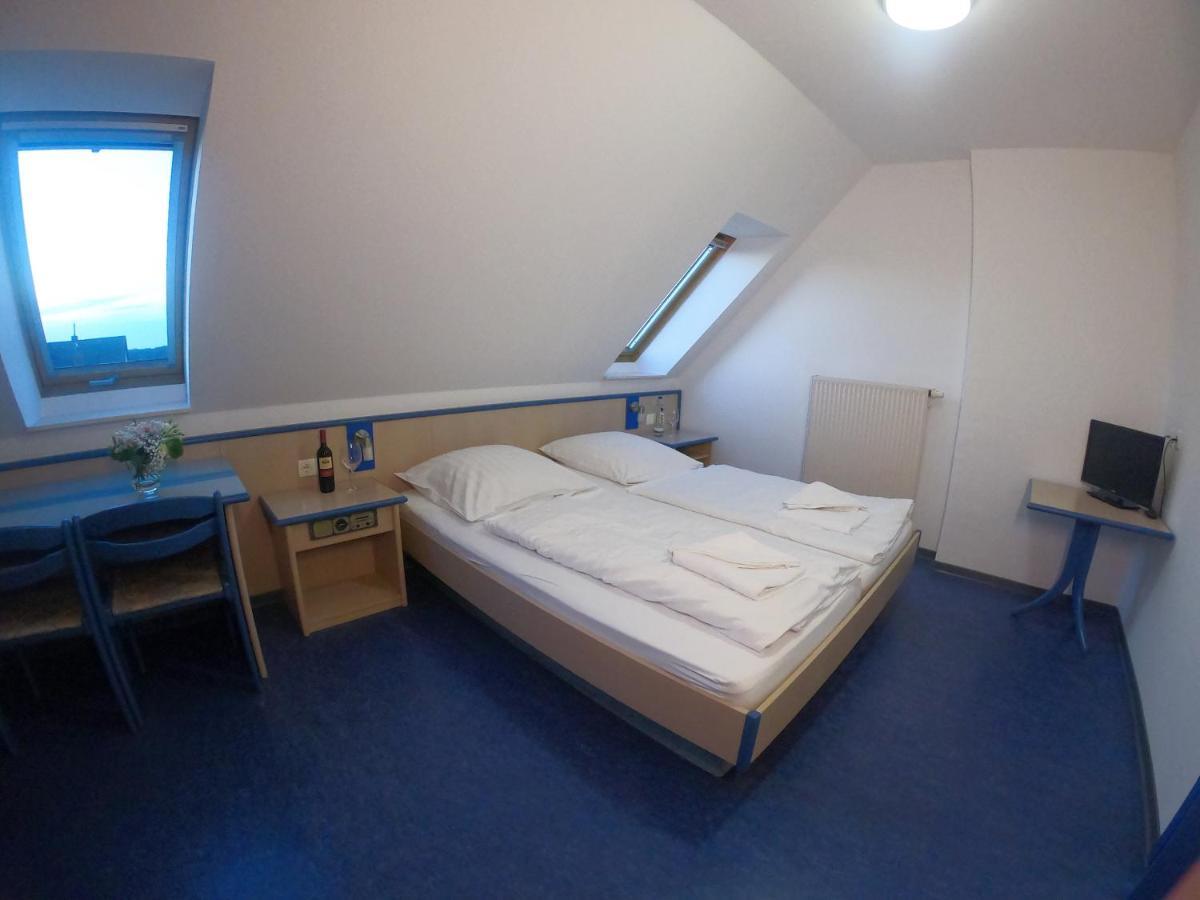 Smart Hostel By Landgasthof Velber 24H7D Seelze ภายนอก รูปภาพ